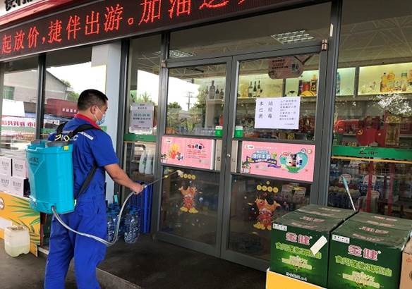 湖南石油第一時間安排向張家界運送防疫及民生物資，物資通過多種渠道順利送抵。自7月下旬以來，張家界石油一邊落實地方防疫政策，一邊抓好民生保供，全市近50座加油站全部營業，40余座易捷便利店商品供應不打烊，全線抗疫保民生，全力以赴助力打贏疫情防控阻擊戰。